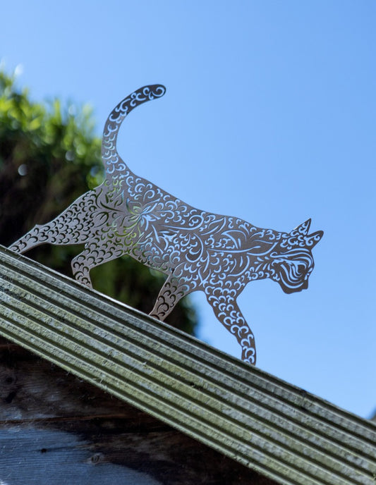 Prowling cat fence decoration