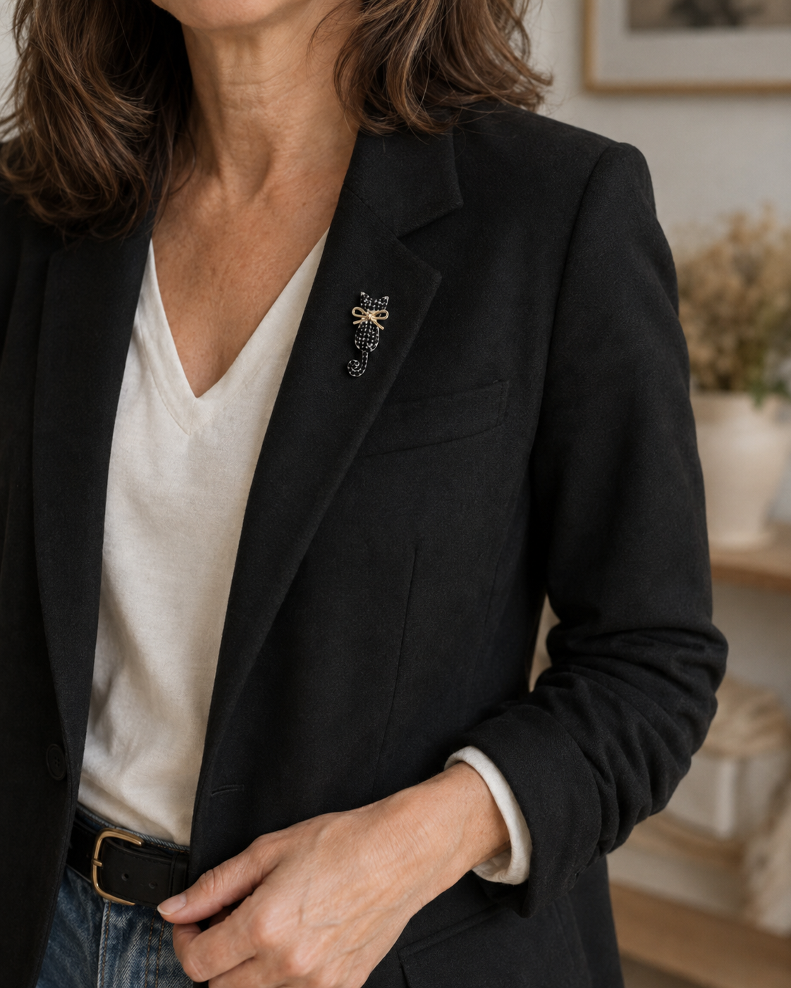 Black cat brooch